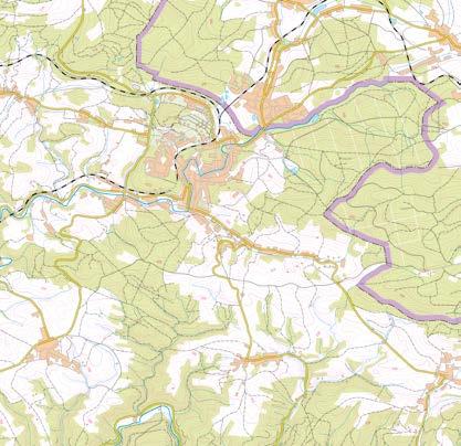 Pokračujte doprava po žlutém pruhovém značení ulicí Siedlerstraße až po rozcestí, kde půjdete vpravo až k nejbližší větší silnici, kde opět jděte doprava.