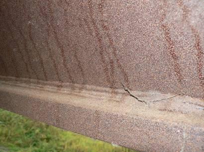 : Vzhled patiny na nepřímo ovlhčovaných plochách (vlevo patina na stěně hlavního nosníku silničního mostu ve Frýdku-Místku, uprostřed patina na ortotropní mostovce silničního mostu v Ostravě, vpravo