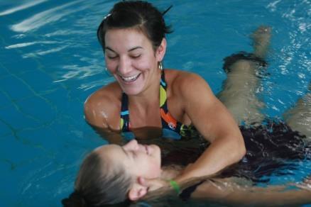 Elisa Muňoz Blanco (Španělsko) Fyzioterapeutka se specializací na děti, členka Španělské společnosti pro dětskou fyzioterapii (Spanish Association of Pediatric Physiotherapy), odbornice na