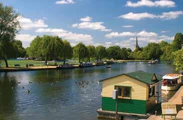 den - v ranních hodinách přeprava do Velké Británie Stratford upon Avon - malebné historické městečko, rodiště Williama Shakespeara, hrázděné domy ze 16. a 17. stol.