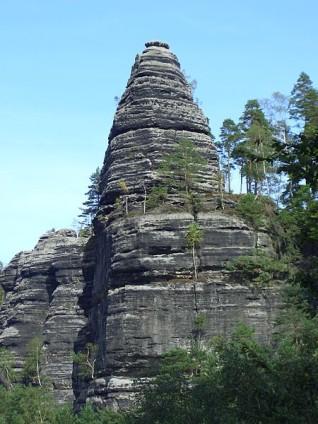 Skalní věž (obr. č. 2 vlevo) je izolovaná část skalního masivu sloupovitého nebo hranolovitého tvaru, jejíž vertikální rozměr několikanásobně převyšuje rozměr horizontální.