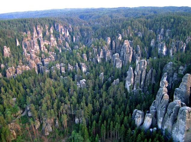 tektonických pohybů rozlámána a jednotlivé kry vyzdviženy (Geografický portál, 2017).