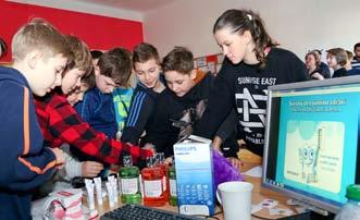 Hravou formou je nejprve seznámili se správnou ústní hygienou (foto na s.