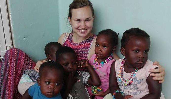 BESEDA ADÉLY KUCHARČÍKOVÉ ŽIVOT A PRÁCE V UGANDĚ Nenechte si ujít promítání a povídání dobrovolnice Adély Kucharčíkové, studentky medicíny, která se rozhodla strávit léto pomáháním v neziskové