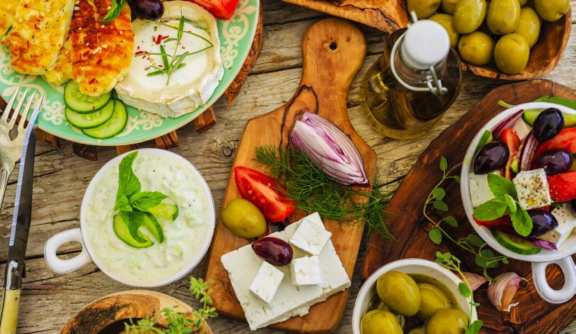 ORIENTAČNÉ CENOVÉ RELÁCIE Z MINULÉHO ROKA Biely chlieb 0,5 Kg húska Stolové víno 2 l retsina 0,5 l metaxa 1 l pivo-plechovka maslo kocka mlieko 1 l jogurt majonéza 250 mg syry feta 200 g suchá saláma