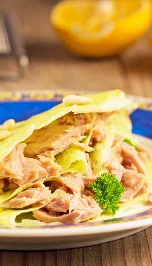 30 Tuniak trochu inak palacinky s tuniakom & píniovými orieškami PREDJEDLO 100 g pšeničnej múky 50 g ryžovej múky 10 g čerstvého petržlenu 30 ml citrónovej šťavy 10 g píniových orieškov 1 200 ml