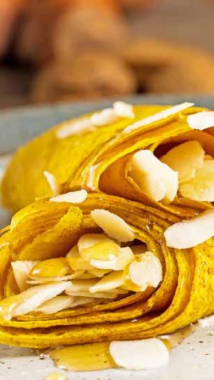 Super palacinky palacinky s bobuľami goji, medom & orechmi 150 g pšeničnej múky 50 g najemno nasekaných lieskových orechov 1 10 g bobúľ goji 200 ml vody 7 g cukru 200 g medu 100 g mandľových