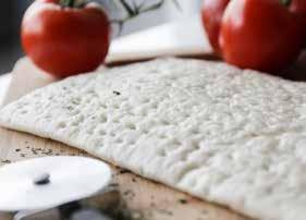 Nízkobielkovinová predpecená pizza Nízkobielkovinová múka (PŠENIČNÝ ŠKROB (do 20 mg/kg gluténu), stabilizátor: guarová guma, vláknina, cukor, dextróza, emulgátor: slnečnicový lecitín), voda,
