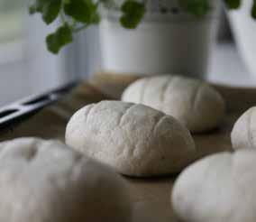 Bábovka bez / s cokoládovou polevou Ryžová múka, cukor, margarín (rastlinné tuky a oleje (palmový, repkový), voda,
