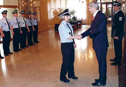 6 Ostravská radnice DUBEN 2010 Po absolvování tříměsíčního kurzu složili slavnostní slib před primátorem Odvážné ženy mezi strážníky Řady více než šesti stovek příslušníků Městské policie Ostrava
