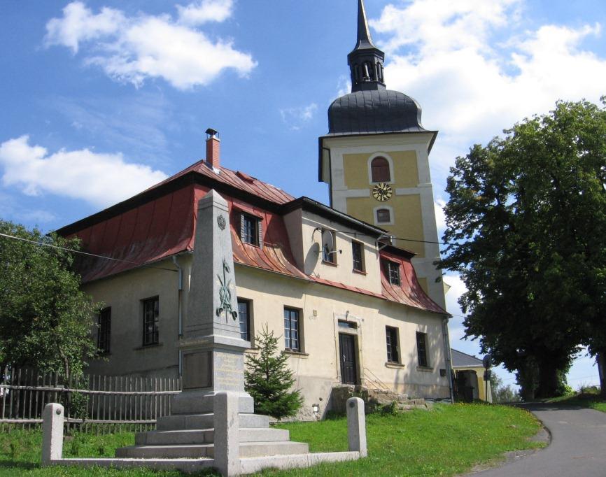 3. Krucifix při hlavní komunikační ose v Dlouhém Mostě