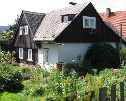 lomenicí, čtyřtabulkovými okny, půdorys do L,