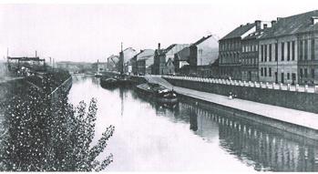 B Karlínský přístav (^ kolem roku 1910) Karlínský přístav byl oficiálně zřízen v roce 1822 jako přístav pro nákladní plavbu na dolní Vltavě a po Labi dále do Německa.