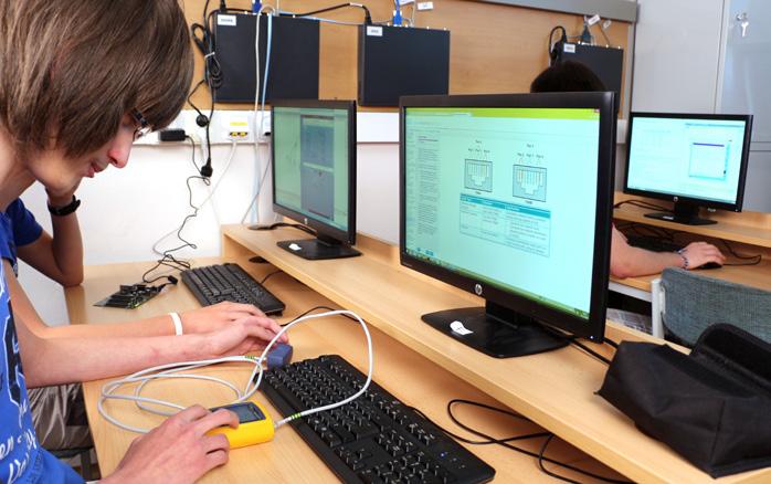 Spolupráce školy s firmami, předpoklad dobrého uplatnění absolventů K charakteristickým rysům školy patří spolupráce s nejvýznačnějšími firmami v oblasti elektro a strojírenství v regionu.