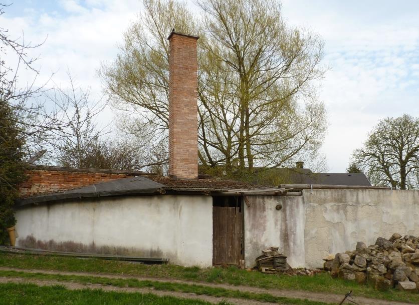chátrající dům lidové architektury s