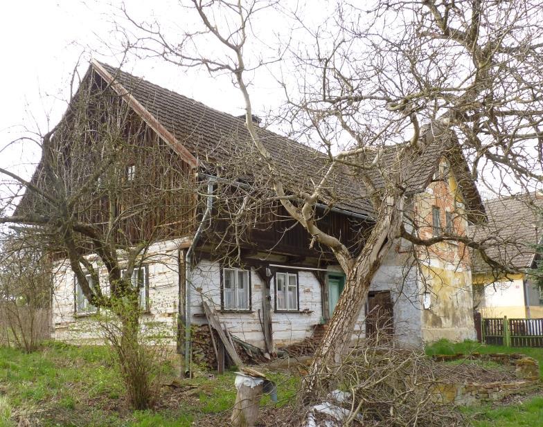 7. Zchátralý dům lidové