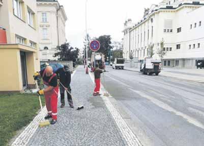 Nejprve byl předlážděn chodník, poté po krátké technologické přestávce byl odstraněn vrchní inertní materiál a proveden kompletní