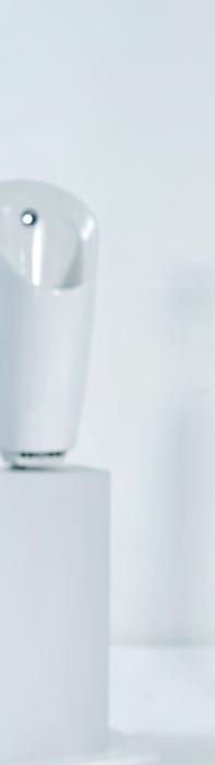 SEZNAMTE SE S DESIGNÉREM Sprchovací WC Geberit AquaClean jsou pozoruhodné díky atraktivnímu designu a vynikající nabídce mnoha inteligentních komfortních funkcí.