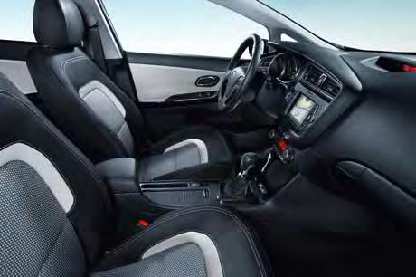 Černý středový panel s vysoce lesklou úpravou Vysoce lesklé černé kliky dveří a