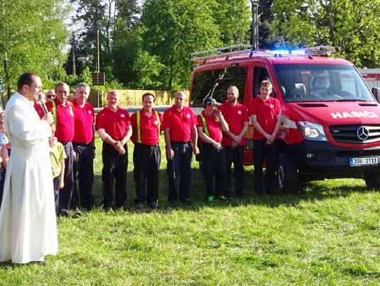 areálu školy. Průvod vzbudil zaslouženou pozornost zejména u řidičů, kteří projížděli Mukařovem. Všichni mávali, svítili a vůbec jim nevadilo, že se kvůli nám chvíli zdrželi.