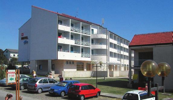 , 2 tenisové kurty zdarma (osvětlení za poplatek), recepce zvlášť pro hotel i APT, směnárna, obchod 50 m, hotel má výtah, aperitiv bar, hotelová restaurace s terasou, společné prostory jsou