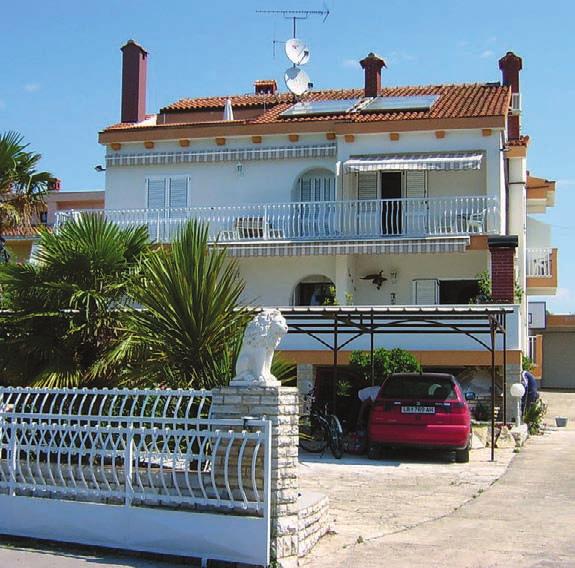 pokoji pro 4 6 osob (propojené 2 pokoje, každý vlastní koupelnu a balkon) Stravování: v hotelové restauraci s výbornou dalmatskou, ale i mezinárodní kuchyní, snídaně formou bufetu, večeře od 1.7. 29.