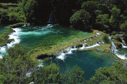 CHORVATSKO 15 Pirovac Mimo Vodice a Biogradu je Pirovac jedno z nejznámějších a nejoblíbenějších turistických míst střední Dalmácie.