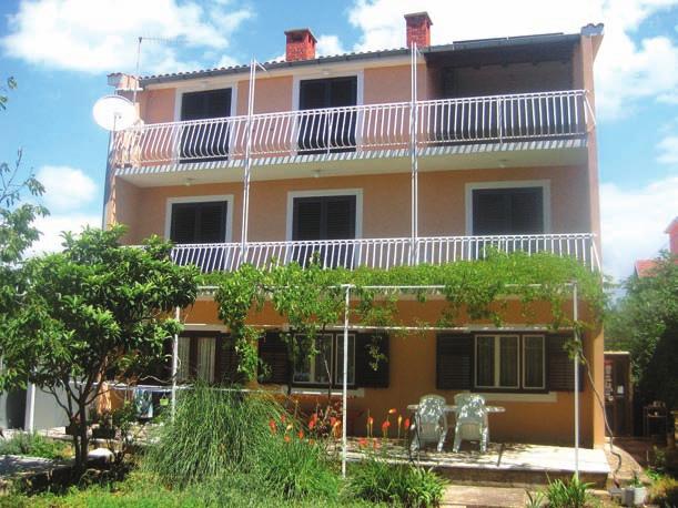 APT v 1. patře: 1/2 ložnice, 1/1 ložnice a rozkládací gauč v obývací kuchyni, koupelna, SAT TV, balkon, APT ve 2.