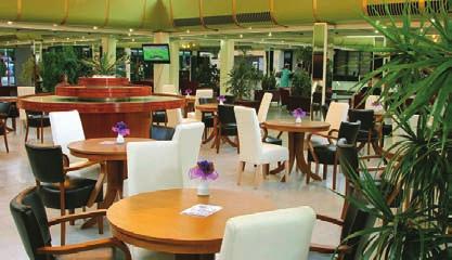 dětské hřiště, gril restaurace Tamaris a vodní sporty na pláži.