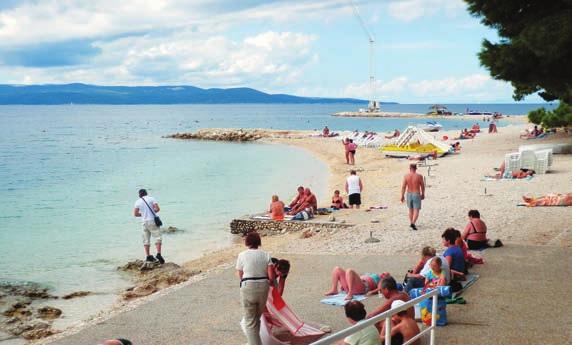 K večeři 2 dcl piva nebo vína, vody nebo minerálky. Možnost dokoupení All inclusive (plná penze formou švédských stolů, od 10:00 21:00 hod.