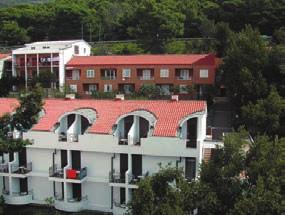 hotelu Podgorka Vybavení: recepce v hotelu Podgorka, hotelová restaurace, bar, kavárna, TV místnost, wifi v lobby za poplatek, parkování za poplatek.