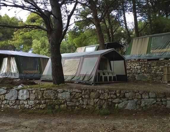 denně udržované nově opravené sociální zařízení Ubytování: nové 4 lůžkové stany 2 ložnice, vařič, základní nádobí, lednice, elektřina, stolek se židlemi. Možnost obsazení 5. a 6.