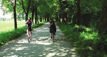 34 CYKLOVÝLETY / TERMÁLY NOVINKA Hellbrunnskou alejí do Salcburku Salcburk bývá často nazýván Římem severu pro množství historických památek.