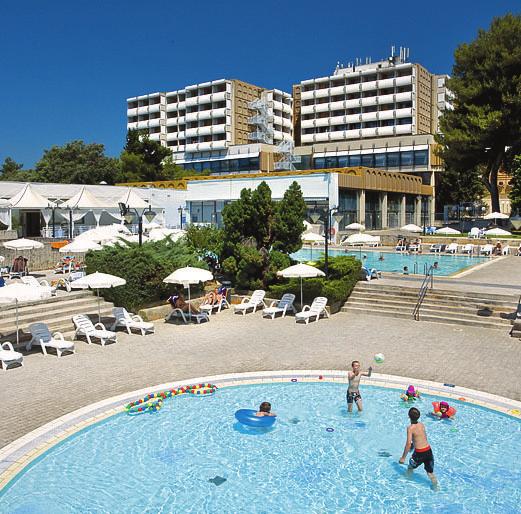 K dispozici restaurace, bar, vodní sporty, minigolf, beach volejbal, dětská školka, lehátka a slunečníky (za poplatek) Minimální délka pobytu: do 12.06. a od 5.9.2015 3 noci, 13.06. 04.07. a od 29.08.