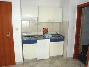 letech byl dokončen most z pevniny (za poplatek platí se pouze vjezd), takže dopravní spojení je velmi dobré. Nabízíme Vám opět ubytování v apartmánech v oblíbených střediscích Baška a Šilo.