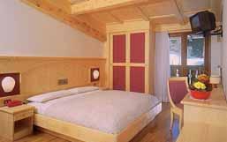 Skirama Dolomiti 2 ne HOTEL SANT RAPHAEL C 96 3 ne GOLF HOTEL CAMPIGLIO C 96 50 m poloha: Madonna di Campiglio, centrum - 100 m, skiareál Madonna di Campiglio - 50 m vybavenost a služby: recepce /