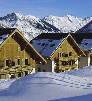 srdci Savojských Alp, oblasti Les Sybelles. Tato oblast je čtvrtá největší ve francouzských Alpách. Středisko leží ve výšce 1600 m n. m. a je to typické městečko s tou pravou atmosférou.