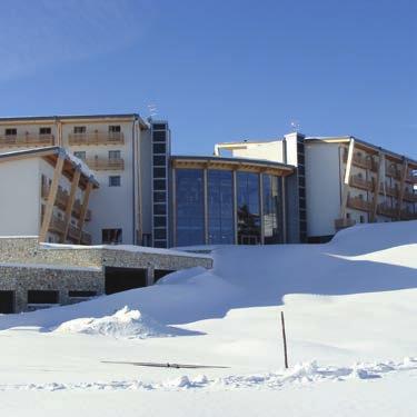 Monte Bondone Hotel Le Blanc**** 70 km 130 km 52 37 km vleků a lanovek běžeckých tratí Hotel Le Blanc **** Moderní a elegantní hotel Le Blanc se nachází ve středisku Monte Bondone v části Vason, 150