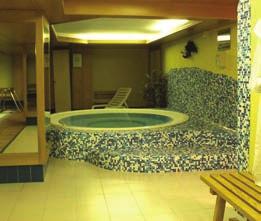 Relaxovat je možné zdarma v bazénu, sauně a ve fitness. Za poplatek pak ve vířivce, páře a solariu. V ceně je též parkování přímo u hotelu.