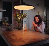 Hue white ambiance Přizpůsobte světla vašemu životnímu stylu Probouzejte se a choďte spát přirozeně Philips Hue vám pomůže dostat se z postele, tak jak se vám líbí a