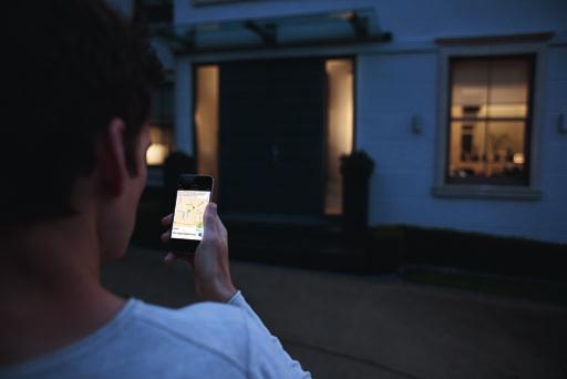 Hue white Nastavte světla snadno a pohodlně Chytrá kontrola Aplikace Philips Hue ios a Android umožňují hlídat nastavení světel, ať se nacházíte kdekoliv.