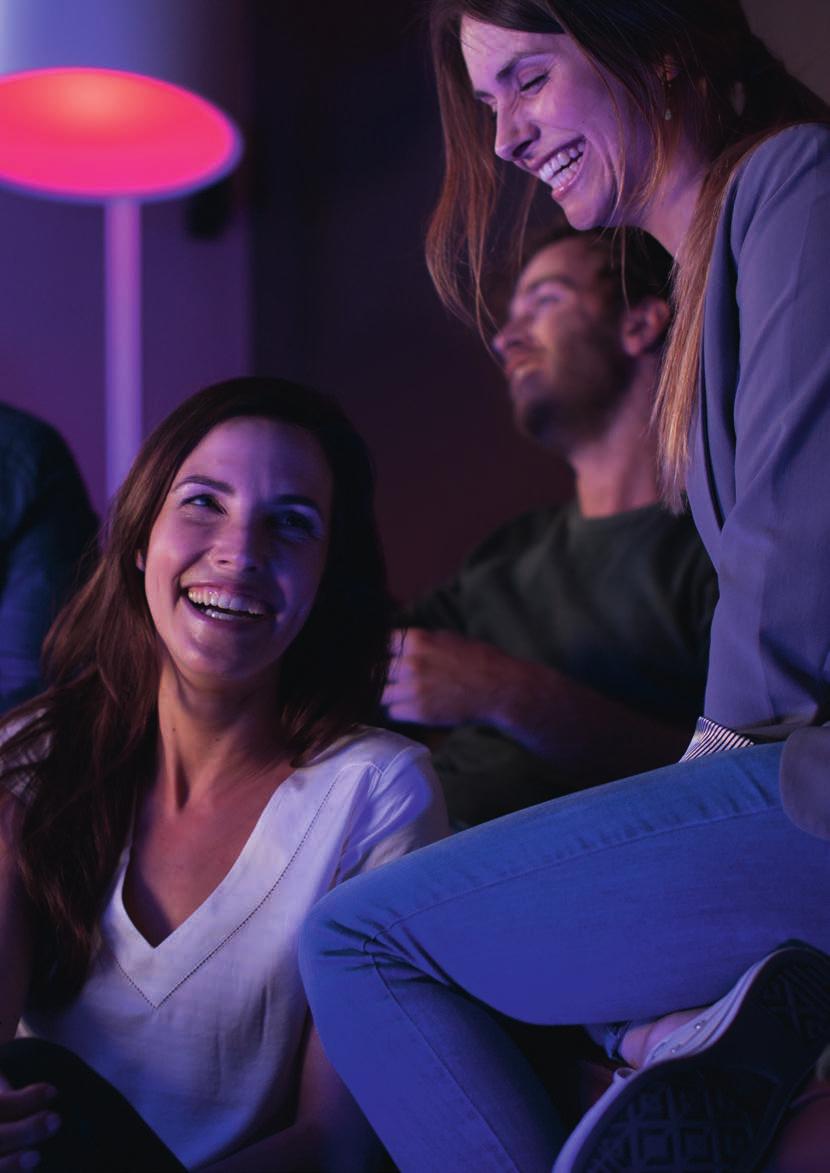 Hue white and color ambiance Přizpůsobte světla vašemu životnímu stylu Buďte kreativní s 16 miliony barev Hrajte si se světlem, vyberte si z 16 milionů barev a změňte v okamžiku vzhled a atmosféru