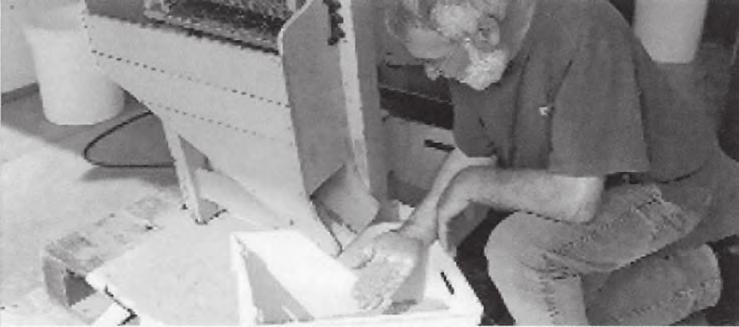 Je zapotřebí dát si pozor a uhlídat výšku přibližně 2 cm. Pak vybírám nečistoty pinzetou. Při velkém množství je možné si vypomoci třídičkou nebo fukarem.