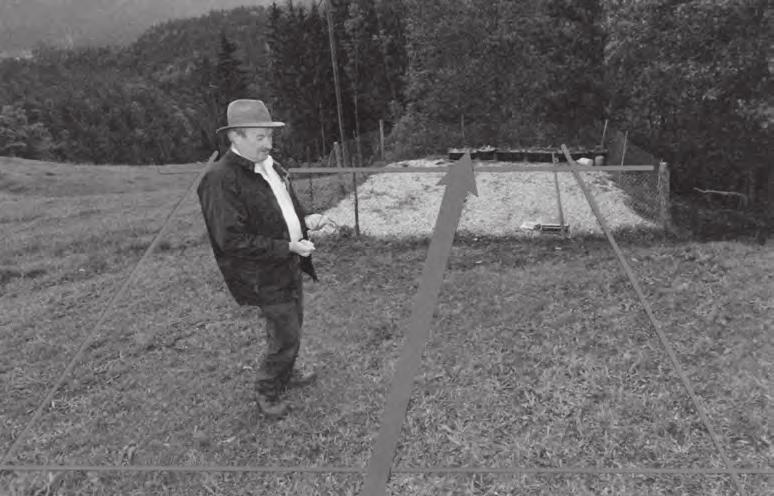 Na povrchu ve vzdálenosti 20 m souběžně s ní tekl potok. Pak s poměrně velkou přesností lokalizoval negativní zónu, ve které by včelnice neměla být.