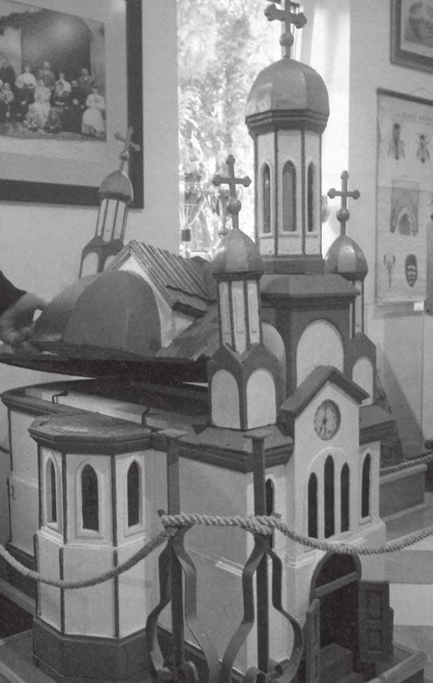 Ozdobný úl srbského včelařského badatele Jovana Živanoviće. část pozemků, které byly po druhé světové válce zestátněny. Také s nimi se starostlivě hospodaří.
