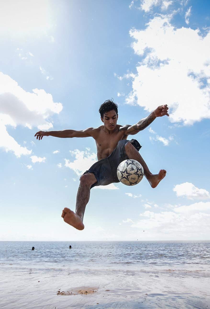 3 FREESTYLE FOOTBALL Atraktivní a energický sport Hráč předvádí triky s fotbalovým míčem bez jediného dopadu na zem Obtoče nohou kolem míče,