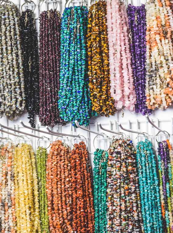 náhrdelníky z ú l o m k ů k a m e n ů Křišťál Ametyst Růženín Unakit Labradorit Jaspis červený Avanturín zlatý Avanturín modrý Olivín Lapis Lazuli Sodalit Onyx Granát africký