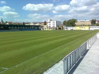 13 SK Benátky FK Litoměřicko Kde všude se hraje třetí liga? Pět nejhezčích stadionů v ČFL! Některé týmy hrají spíše na hřištích, kde se většina diváků opírá hlavně o klandr.