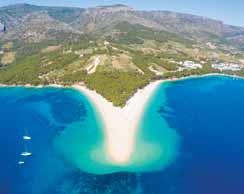 Sunčana uvala ostrov Lošinj, oblázková pláž pro všechny aktivní vyznavače vodních hrátek a sportů. Pro pařmeny a nespavce Pláž Zrče ostrov Pag, šest open air klubů, kultovní klub Papaya.