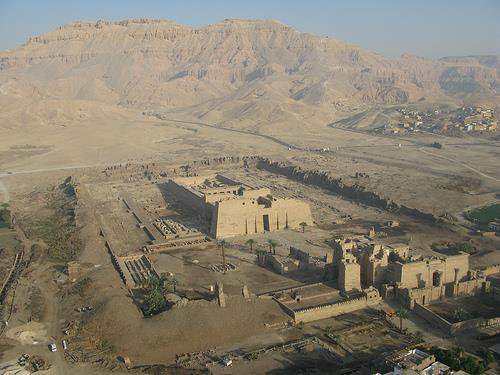 TEXTY PYRAMID V HROBCE AMENARDIS I.